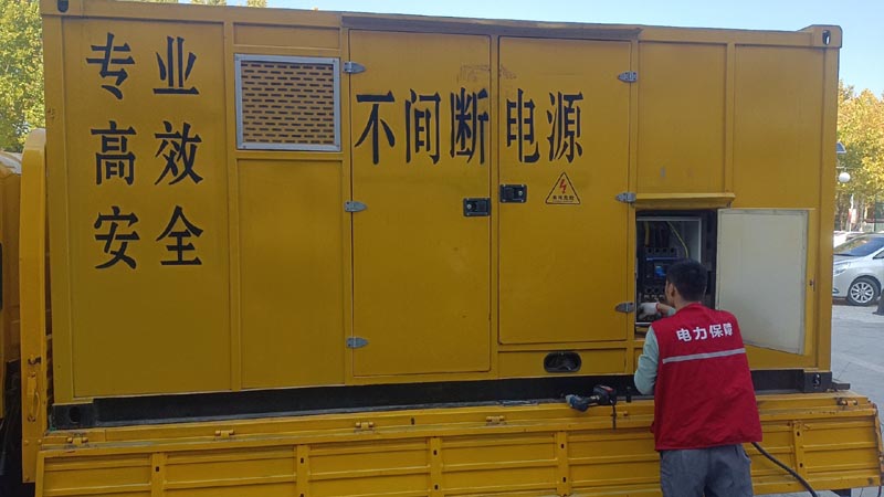 湟源柴油发电机组和UPS电源配合使用时，如何避免切换过程中的电力中断？